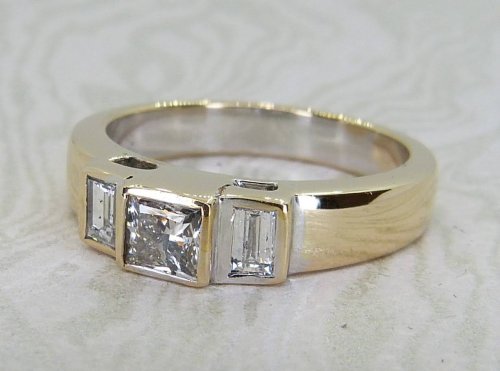 Antique Guest and Philips - Diamond Set, Yellow Gold - Three Stone Ring R5395